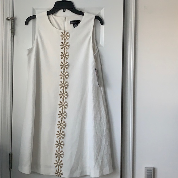 Jessica Howard Dresses & Skirts - White and gold dress